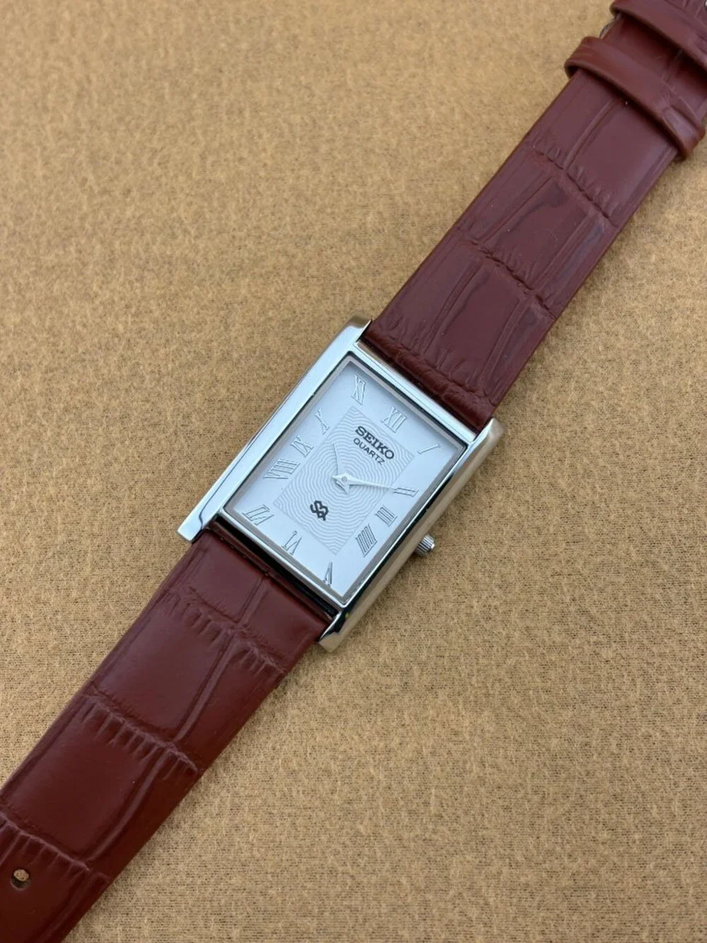 WHITE SILVER VINTAGE Seiko Vintage slim Quartz men's Wristwatch